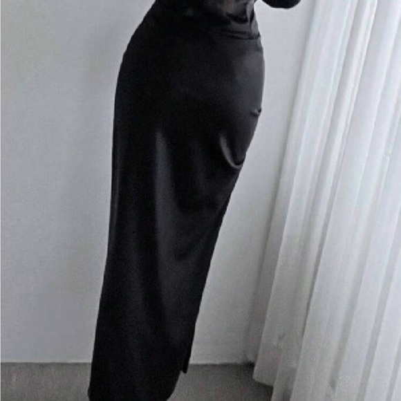 Elegant Black Maxi Skirt - Solid Ruched side slit leather (long) - Picture 5 of 8